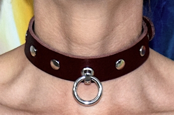 Abschließbares Nieten-Halsband aus Büffelleder, rot