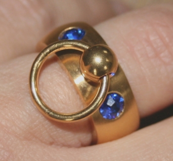 BDSM Ring mit 2 Glaskristallen, blau