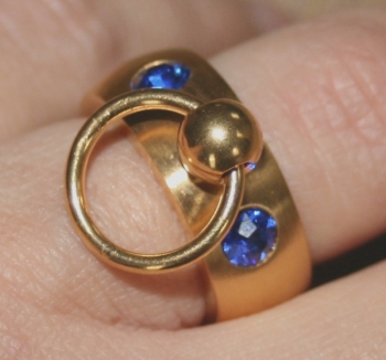 BDSM Ring mit 2 Glaskristallen, blau