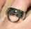 BDSM Ring mit 2 Glaskristallen, grün